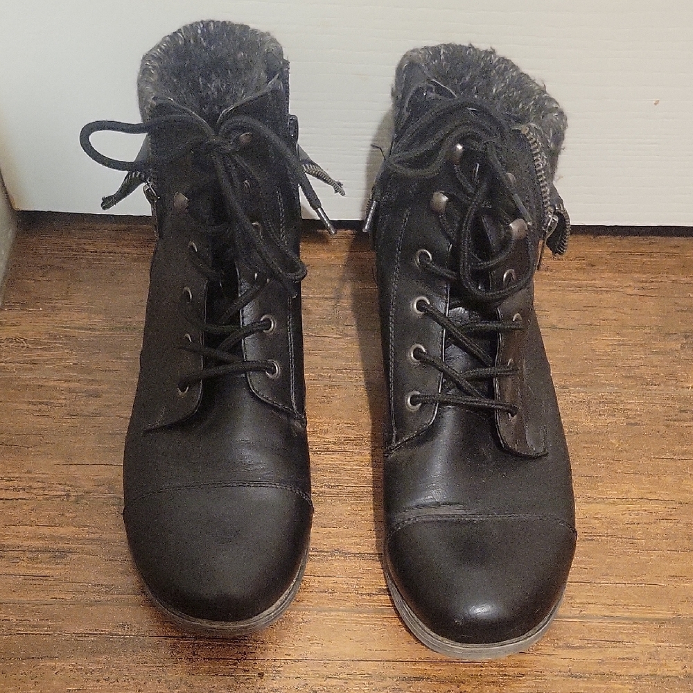 Kohl's Black Lace-Up Boots with Fur Trim